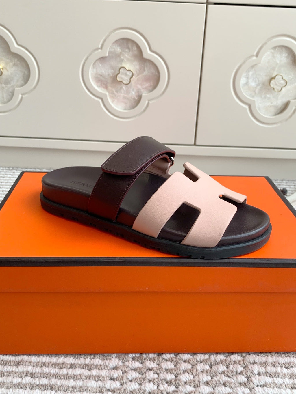 HM 26S CHYPRE SANDAL IN LIGHT PINK AND DARK RED CALFSKIN
