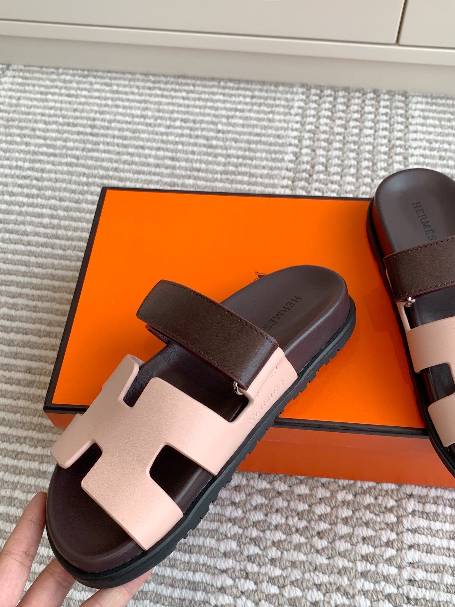 HM 26S CHYPRE SANDAL IN LIGHT PINK AND DARK RED CALFSKIN