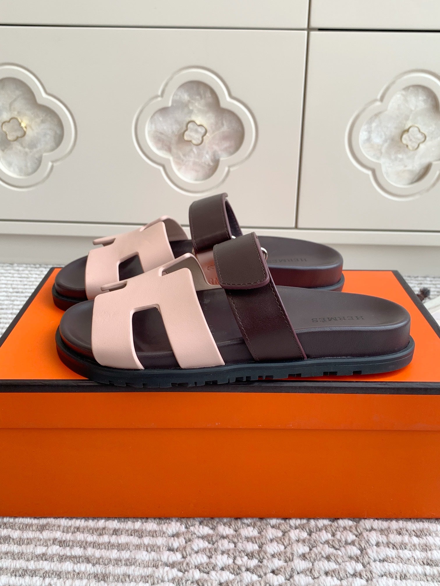 HM 26S CHYPRE SANDAL IN LIGHT PINK AND DARK RED CALFSKIN