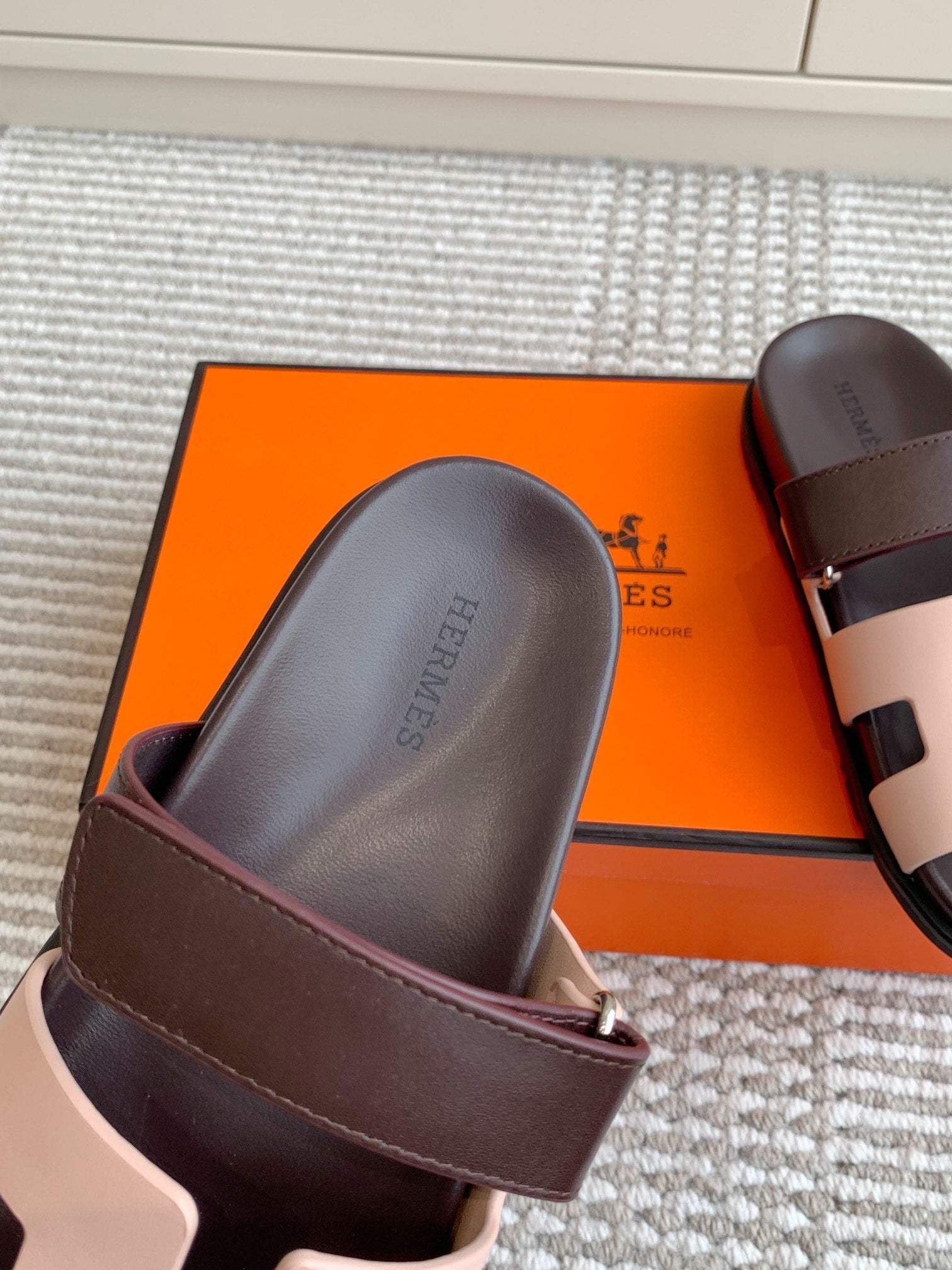 HM 26S CHYPRE SANDAL IN LIGHT PINK AND DARK RED CALFSKIN