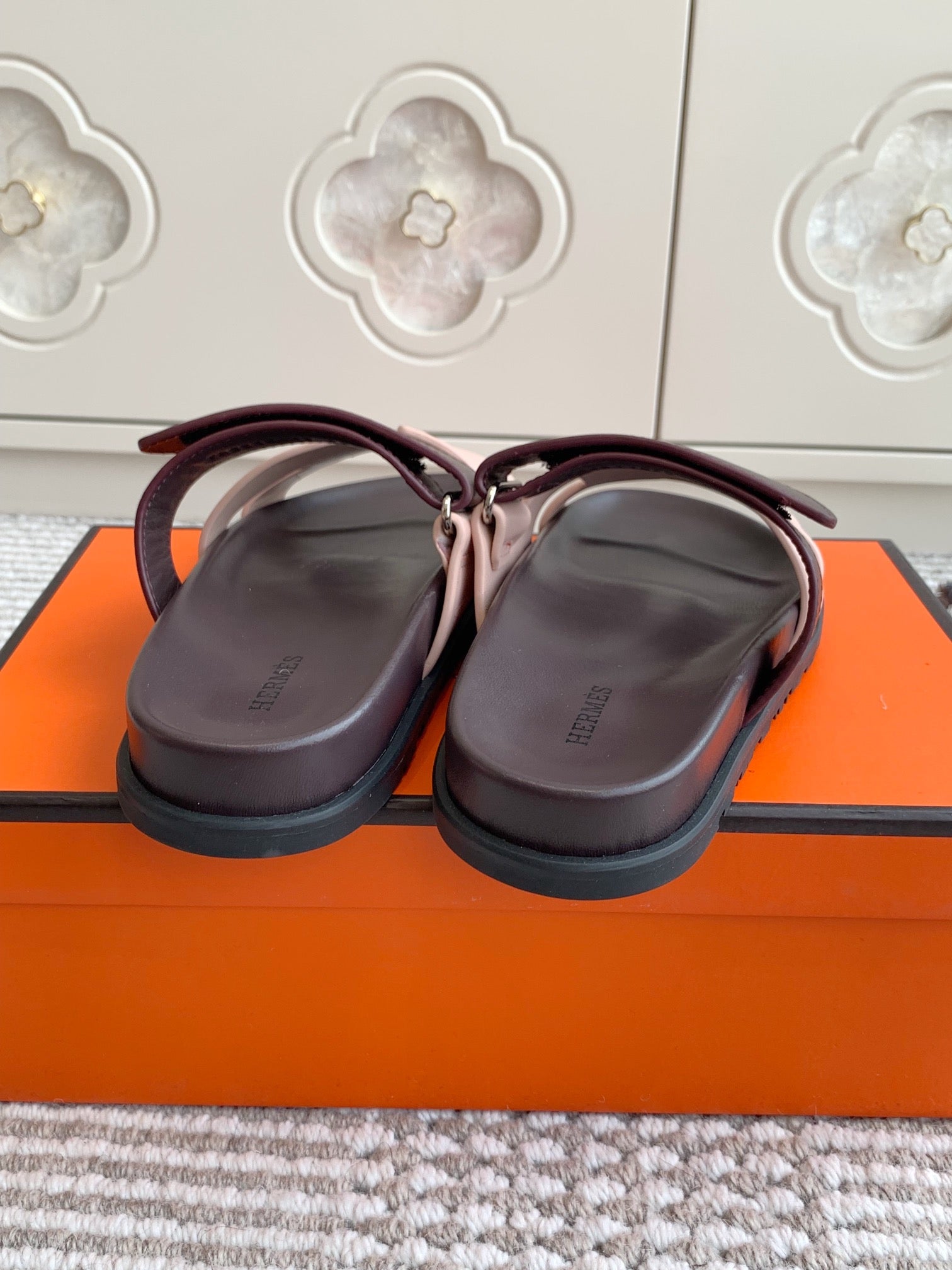 HM 26S CHYPRE SANDAL IN LIGHT PINK AND DARK RED CALFSKIN