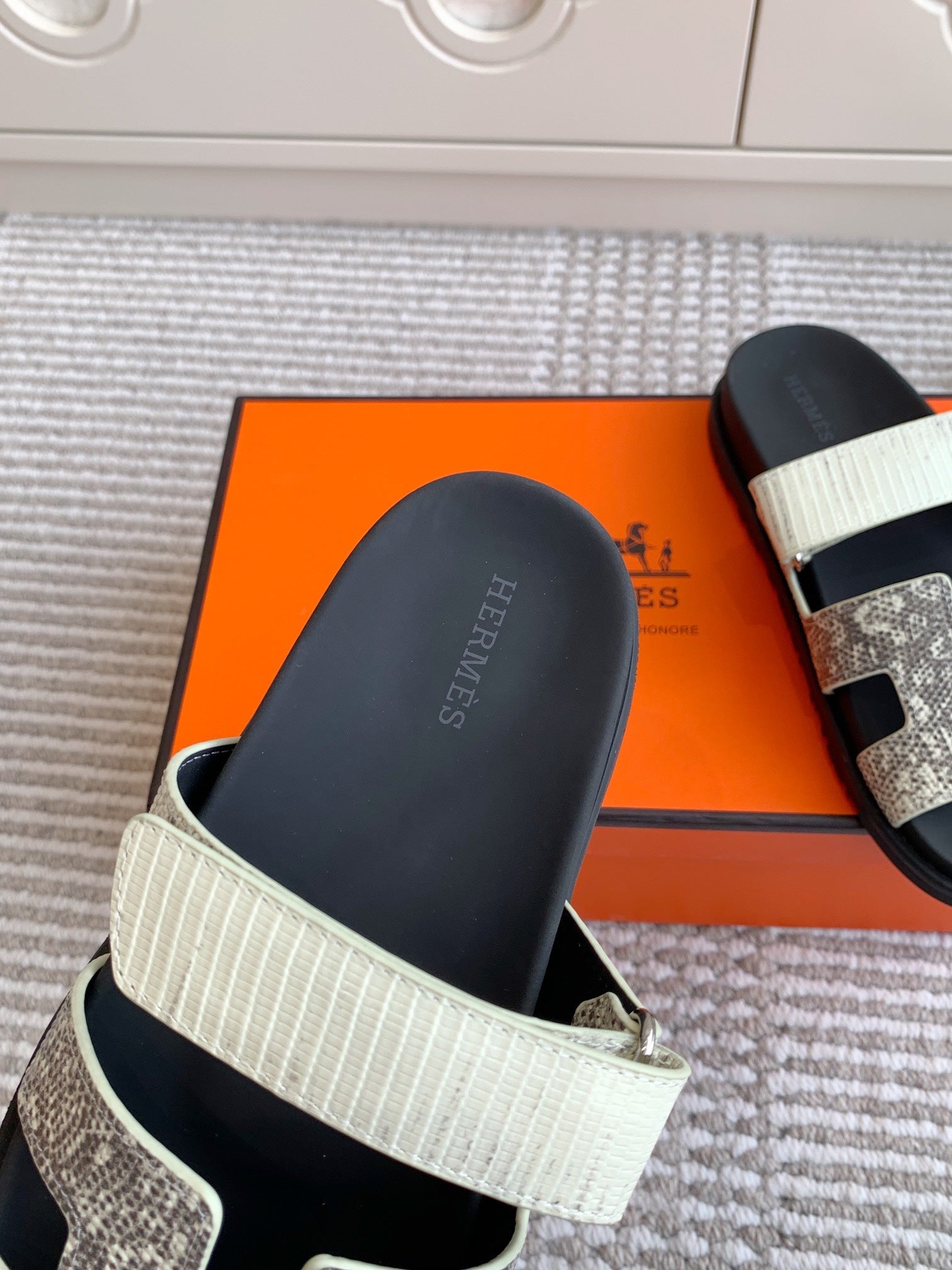 HM 26S CHYPRE SANDALS IN IVORY WHITE CALFSKIN WITH PRINTED CALFSKIN STRAP