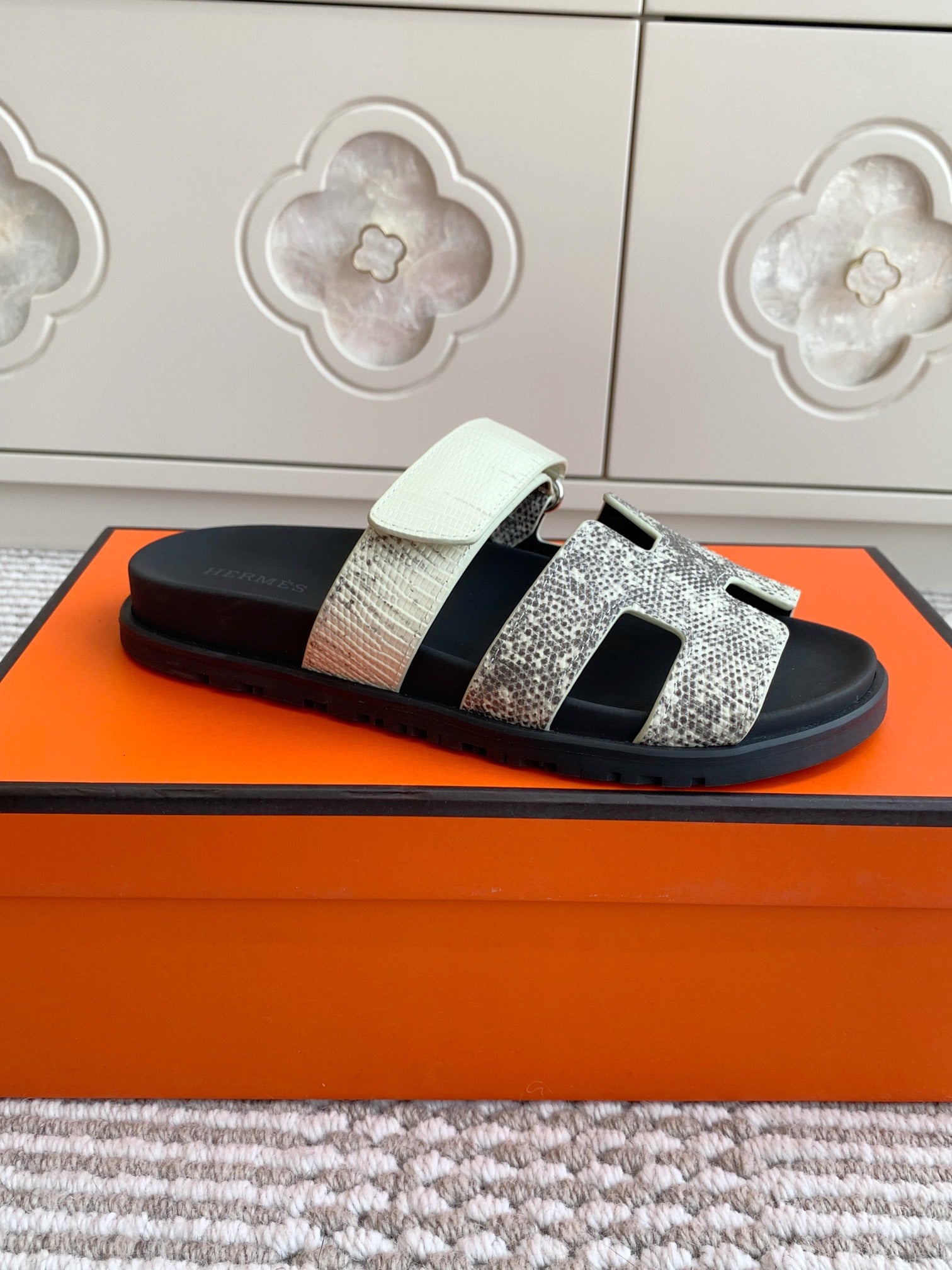HM 26S CHYPRE SANDALS IN IVORY WHITE CALFSKIN WITH PRINTED CALFSKIN STRAP