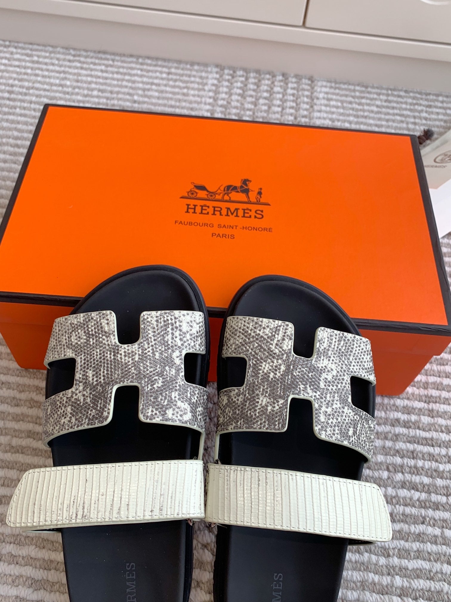 HM 26S CHYPRE SANDALS IN IVORY WHITE CALFSKIN WITH PRINTED CALFSKIN STRAP
