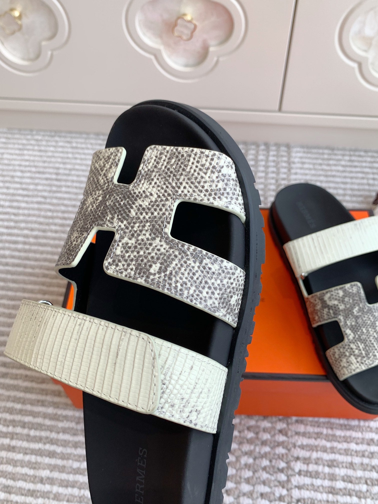 HM 26S CHYPRE SANDALS IN IVORY WHITE CALFSKIN WITH PRINTED CALFSKIN STRAP