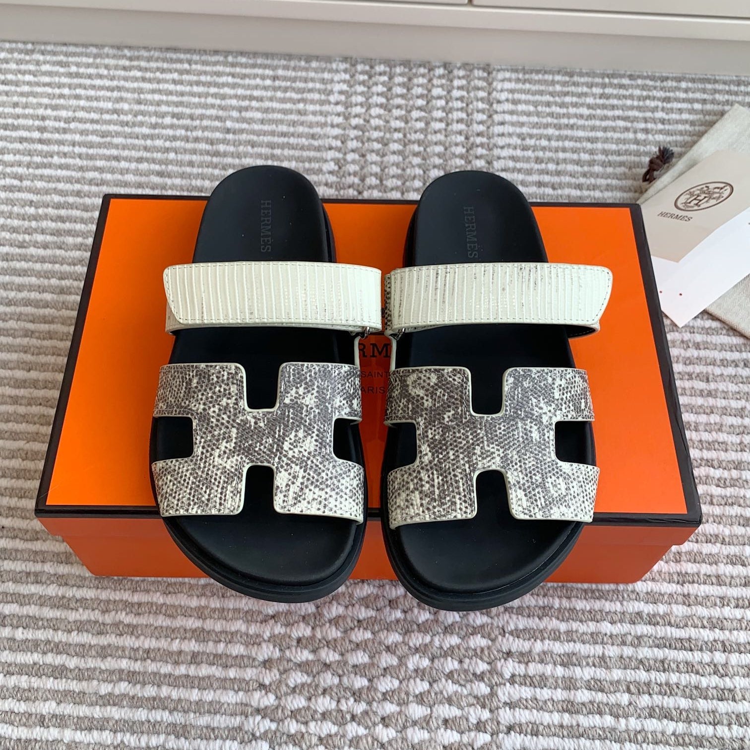HM 26S CHYPRE SANDALS IN IVORY WHITE CALFSKIN WITH PRINTED CALFSKIN STRAP