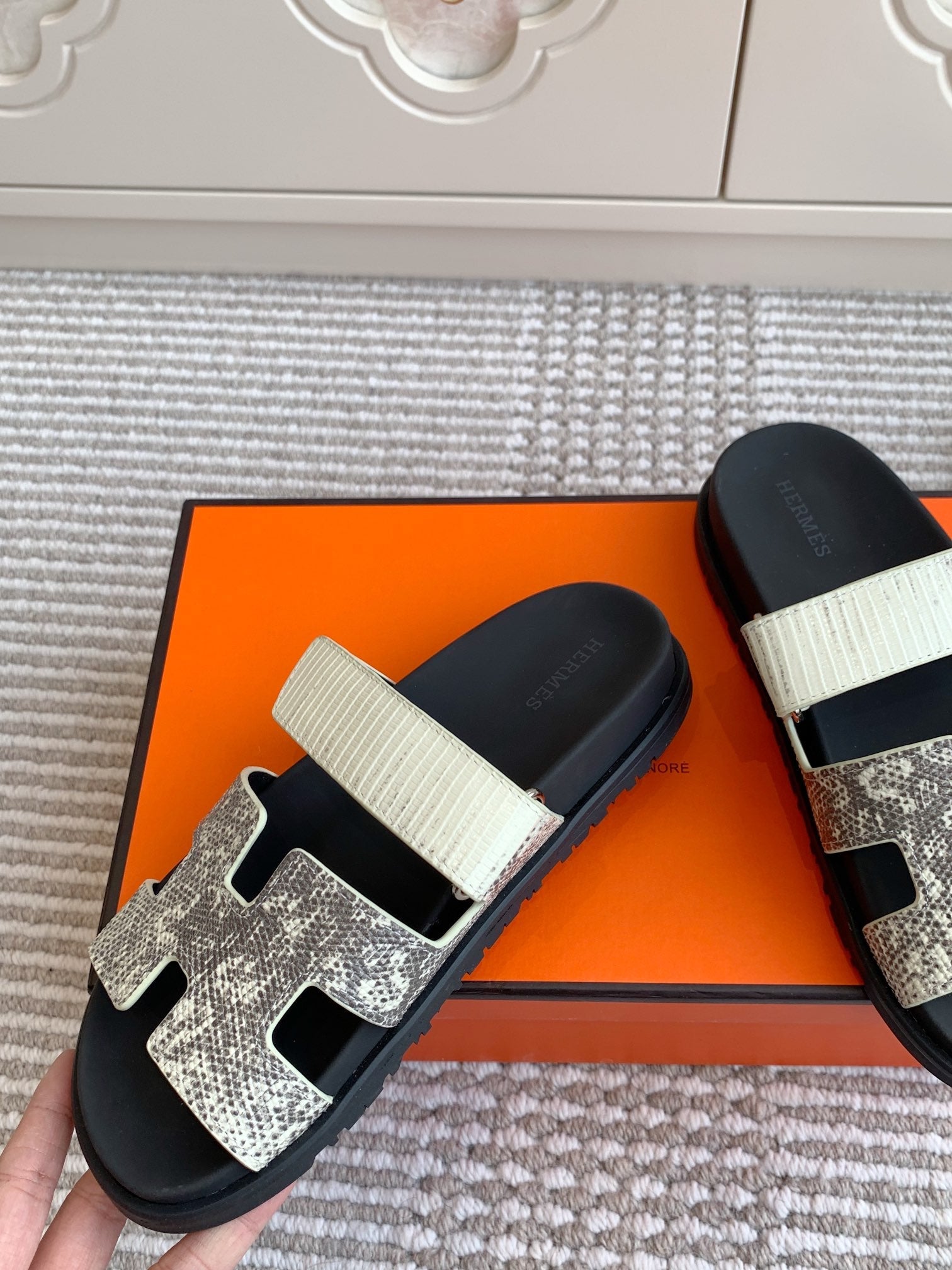 HM 26S CHYPRE SANDALS IN IVORY WHITE CALFSKIN WITH PRINTED CALFSKIN STRAP