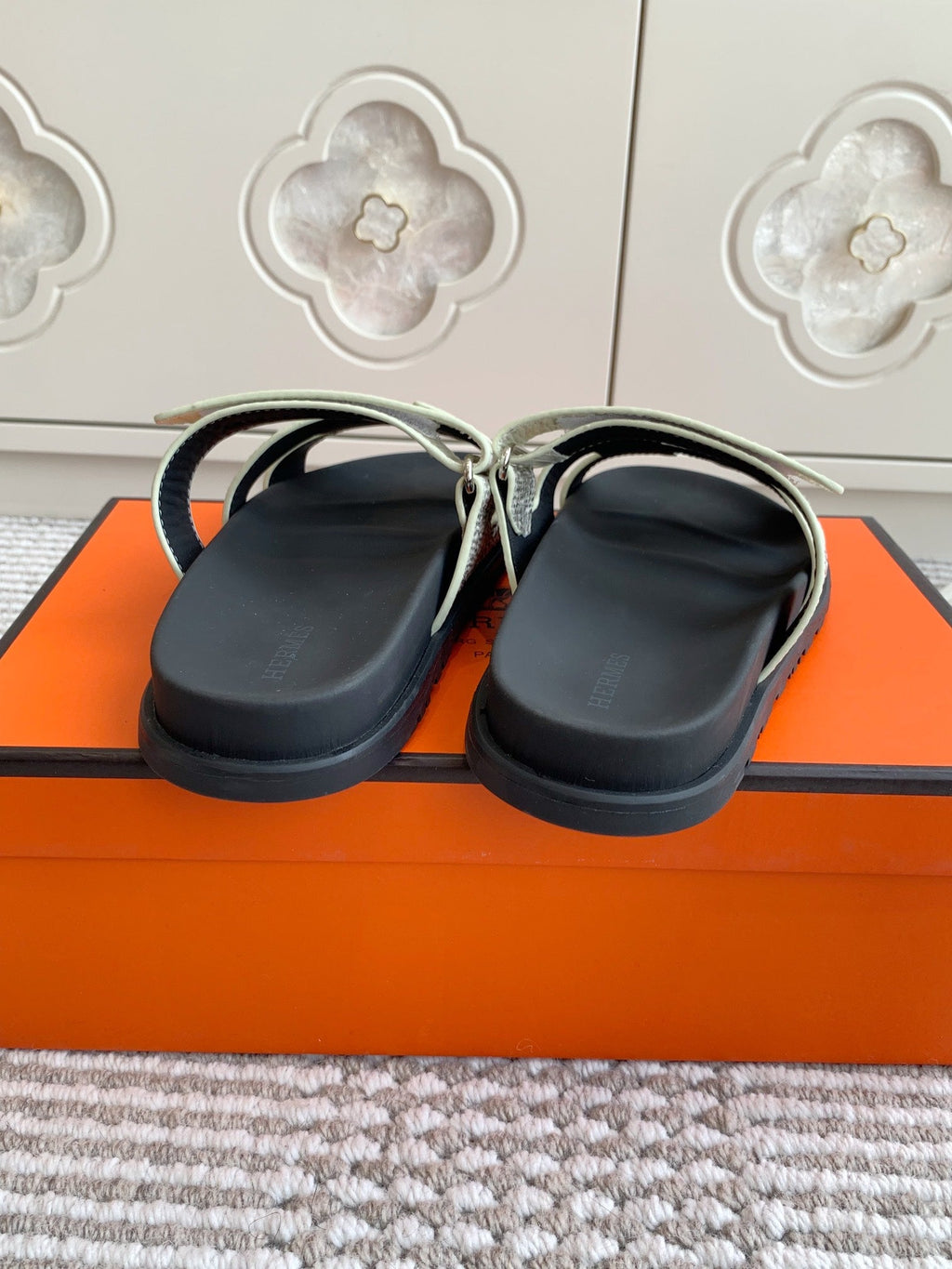 HM 26S CHYPRE SANDALS IN IVORY WHITE CALFSKIN WITH PRINTED CALFSKIN STRAP