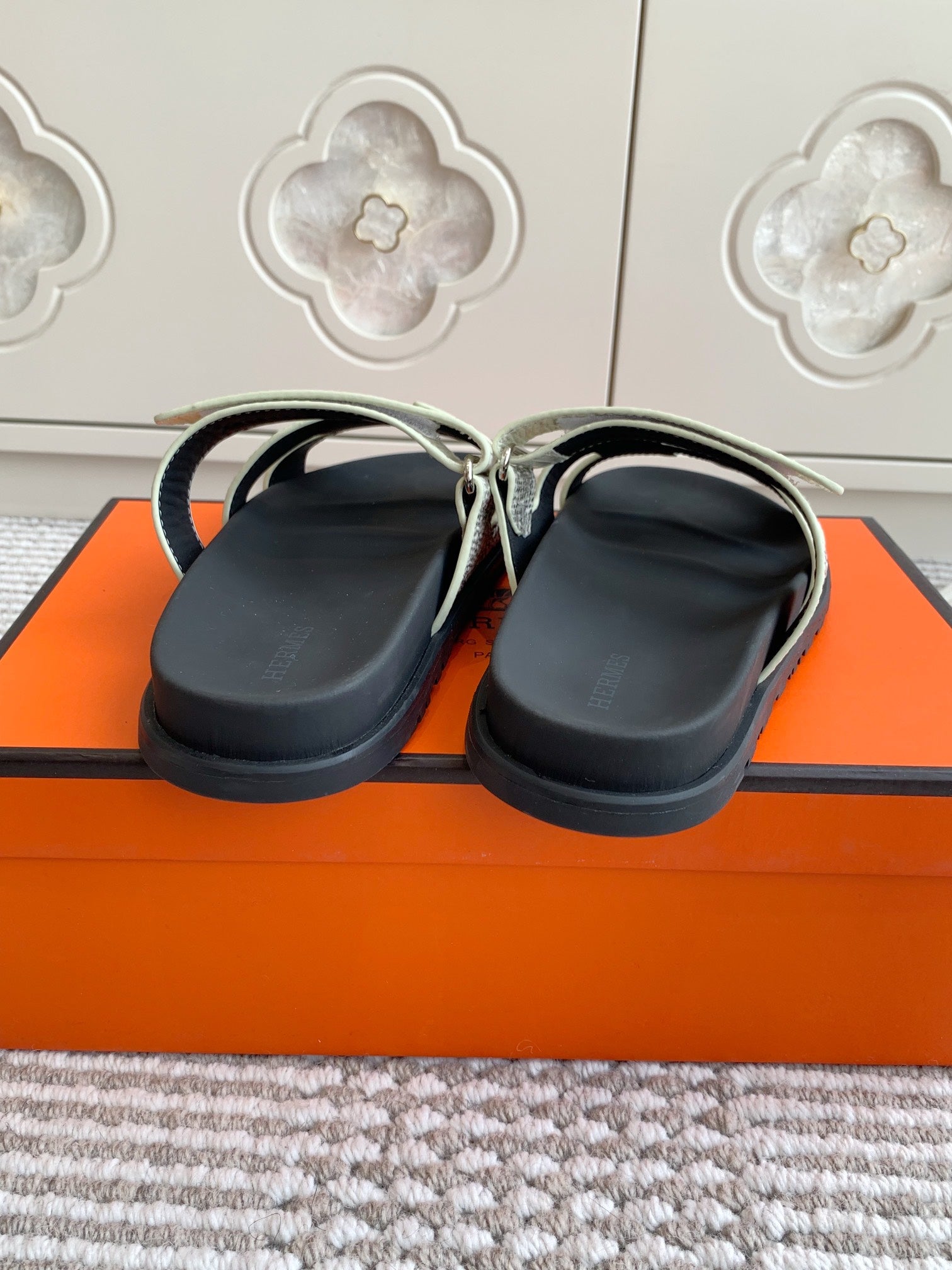 HM 26S CHYPRE SANDALS IN IVORY WHITE CALFSKIN WITH PRINTED CALFSKIN STRAP