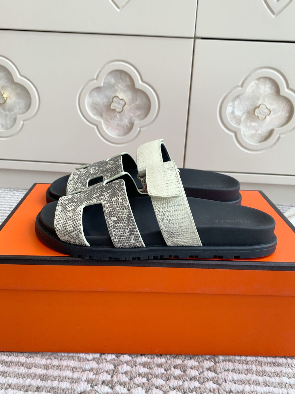 HM 26S CHYPRE SANDALS IN IVORY WHITE CALFSKIN WITH PRINTED CALFSKIN STRAP