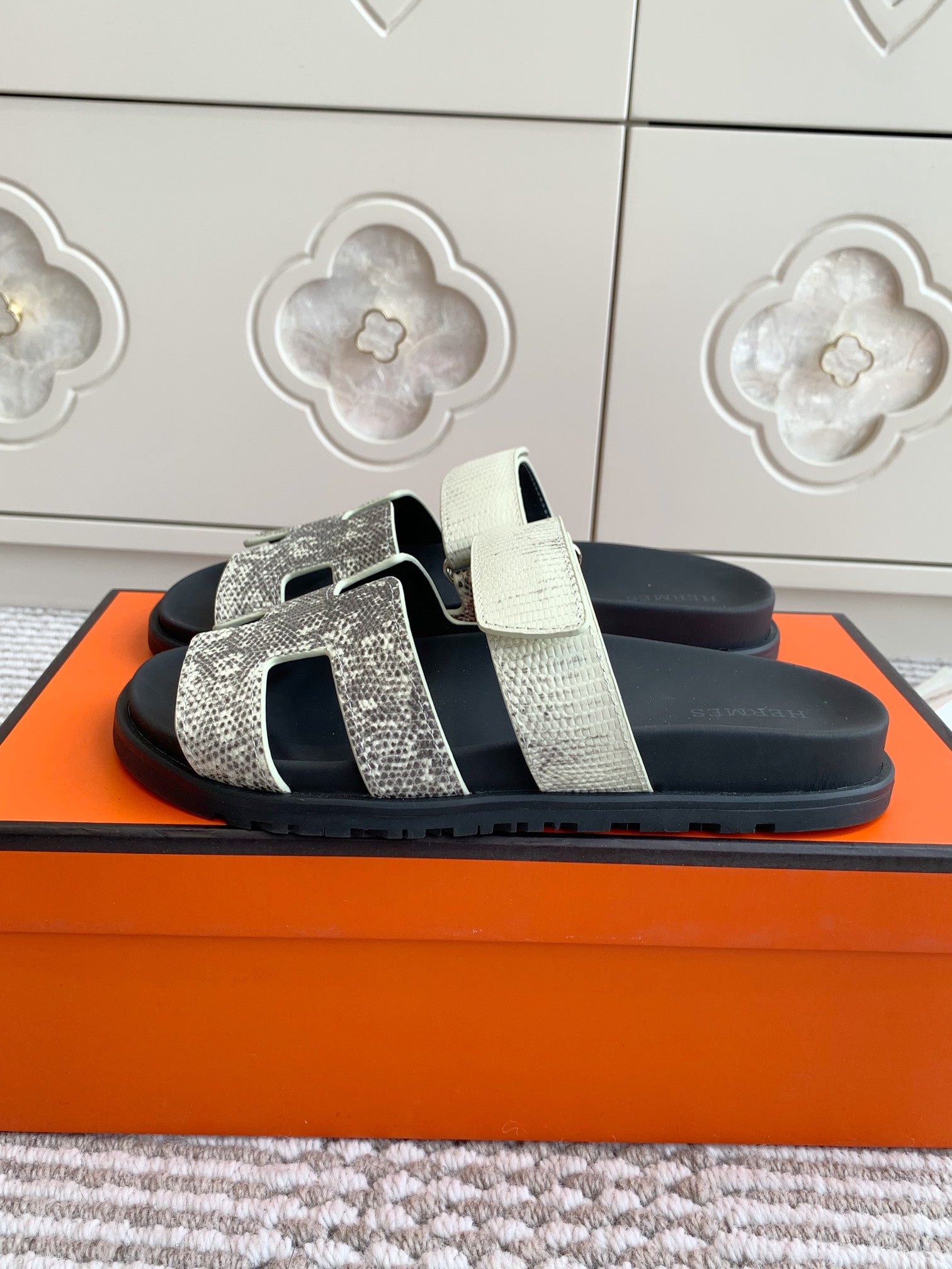 HM 26S CHYPRE SANDALS IN IVORY WHITE CALFSKIN WITH PRINTED CALFSKIN STRAP