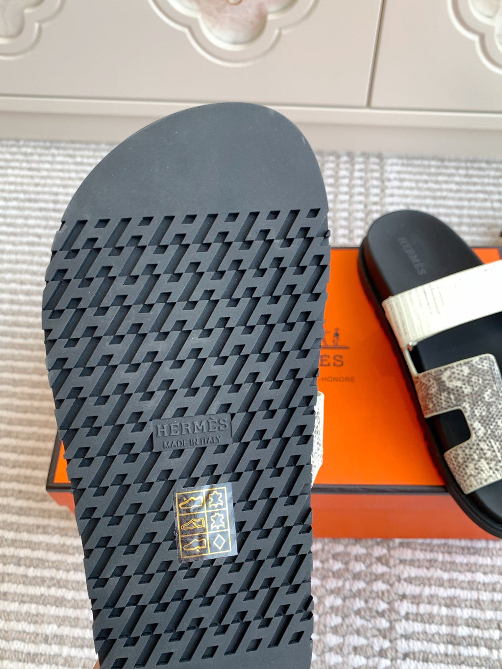 HM 26S CHYPRE SANDALS IN IVORY WHITE CALFSKIN WITH PRINTED CALFSKIN STRAP
