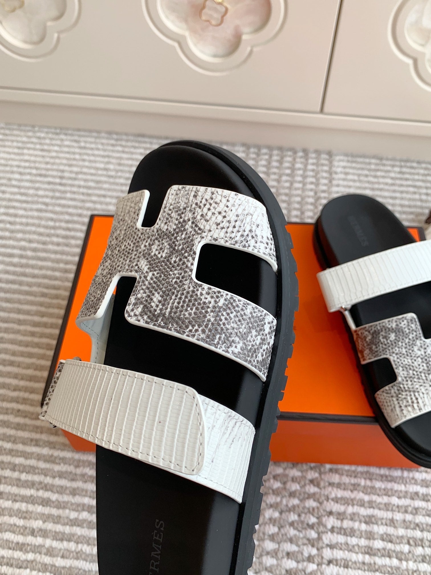 HM 26S CHYPRE SANDALS IN WHITE CALFSKIN WITH SNAKESKIN PRINT STRAP
