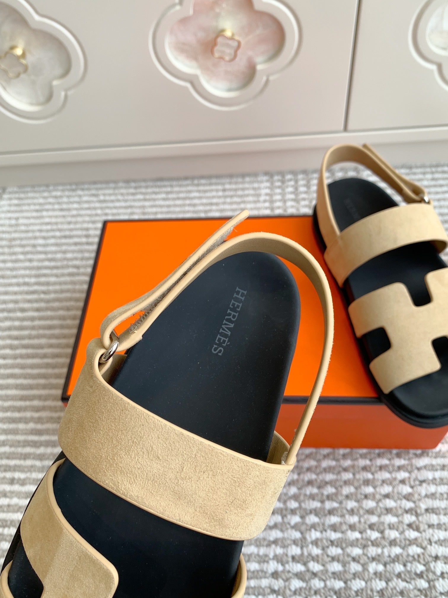 HM 26S CHYPRE SANDAL WITH BACK STRAP IN BEIGE SUEDE