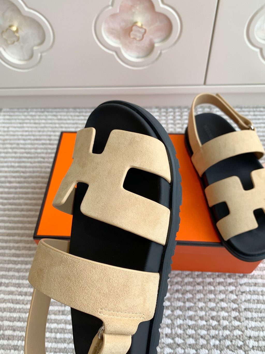 HM 26S CHYPRE SANDAL WITH BACK STRAP IN BEIGE SUEDE