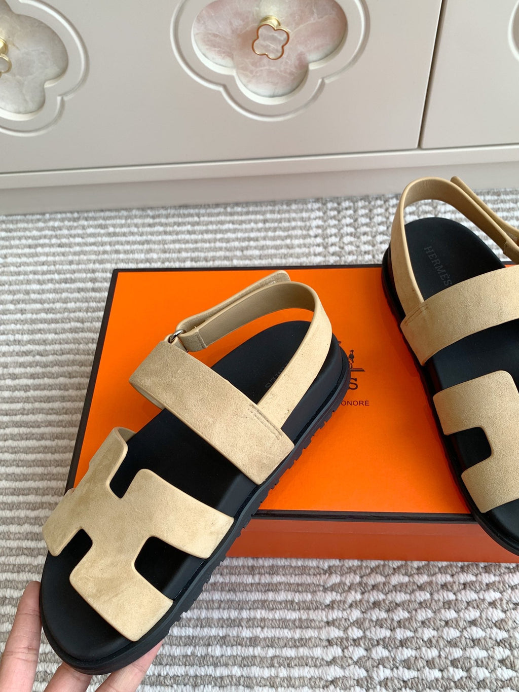 HM 26S CHYPRE SANDAL WITH BACK STRAP IN BEIGE SUEDE