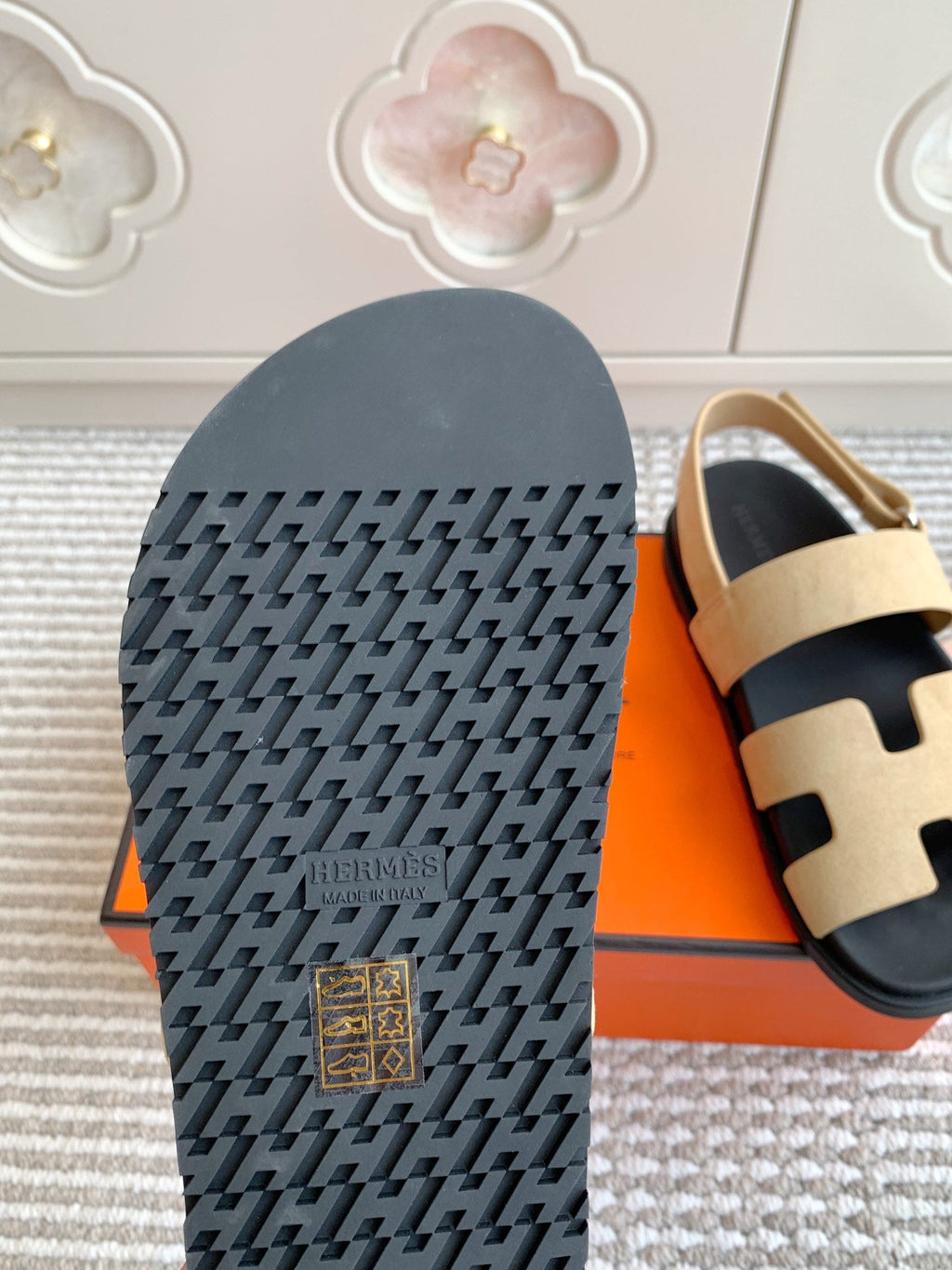 HM 26S CHYPRE SANDAL WITH BACK STRAP IN BEIGE SUEDE