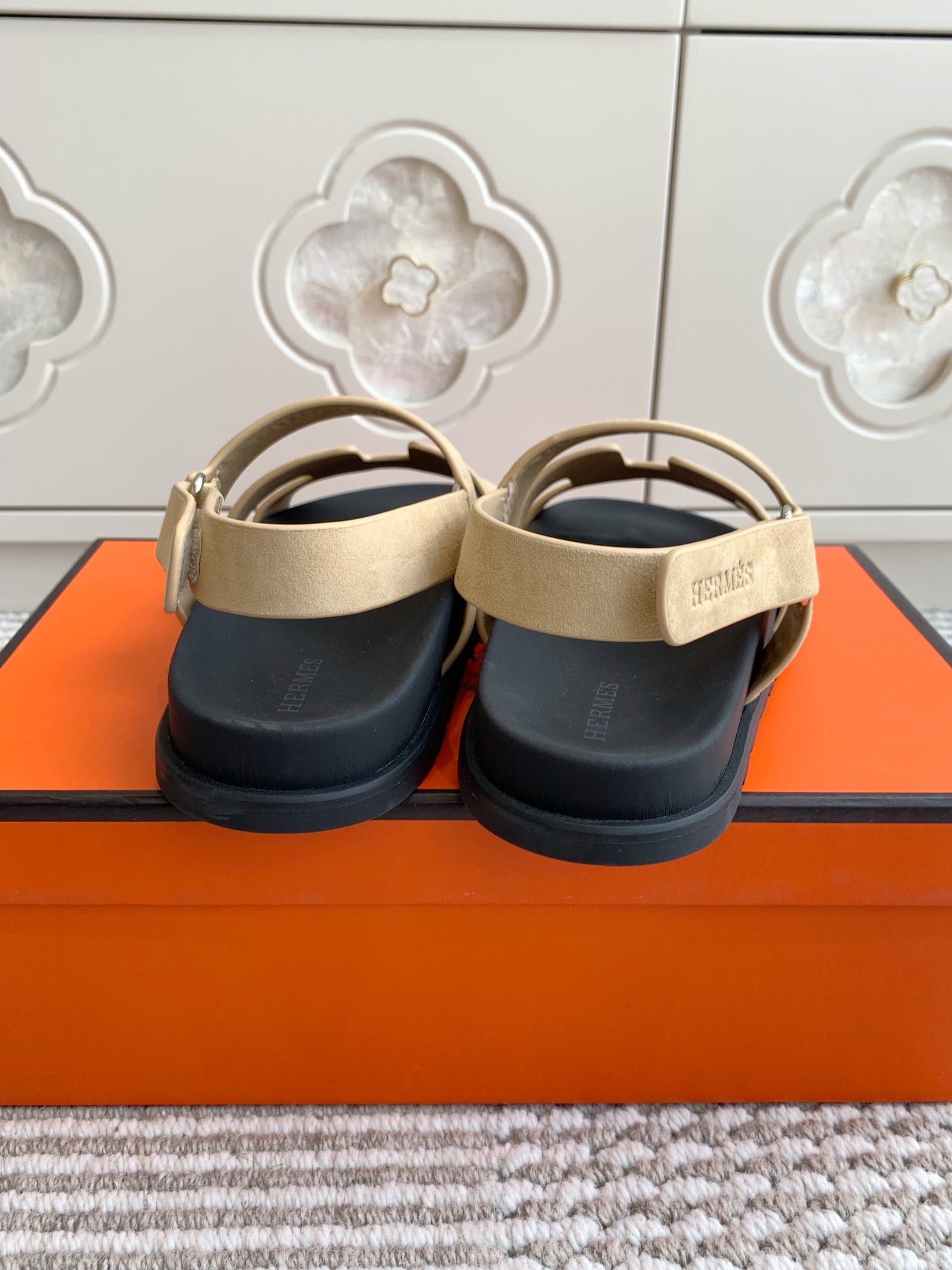 HM 26S CHYPRE SANDAL WITH BACK STRAP IN BEIGE SUEDE