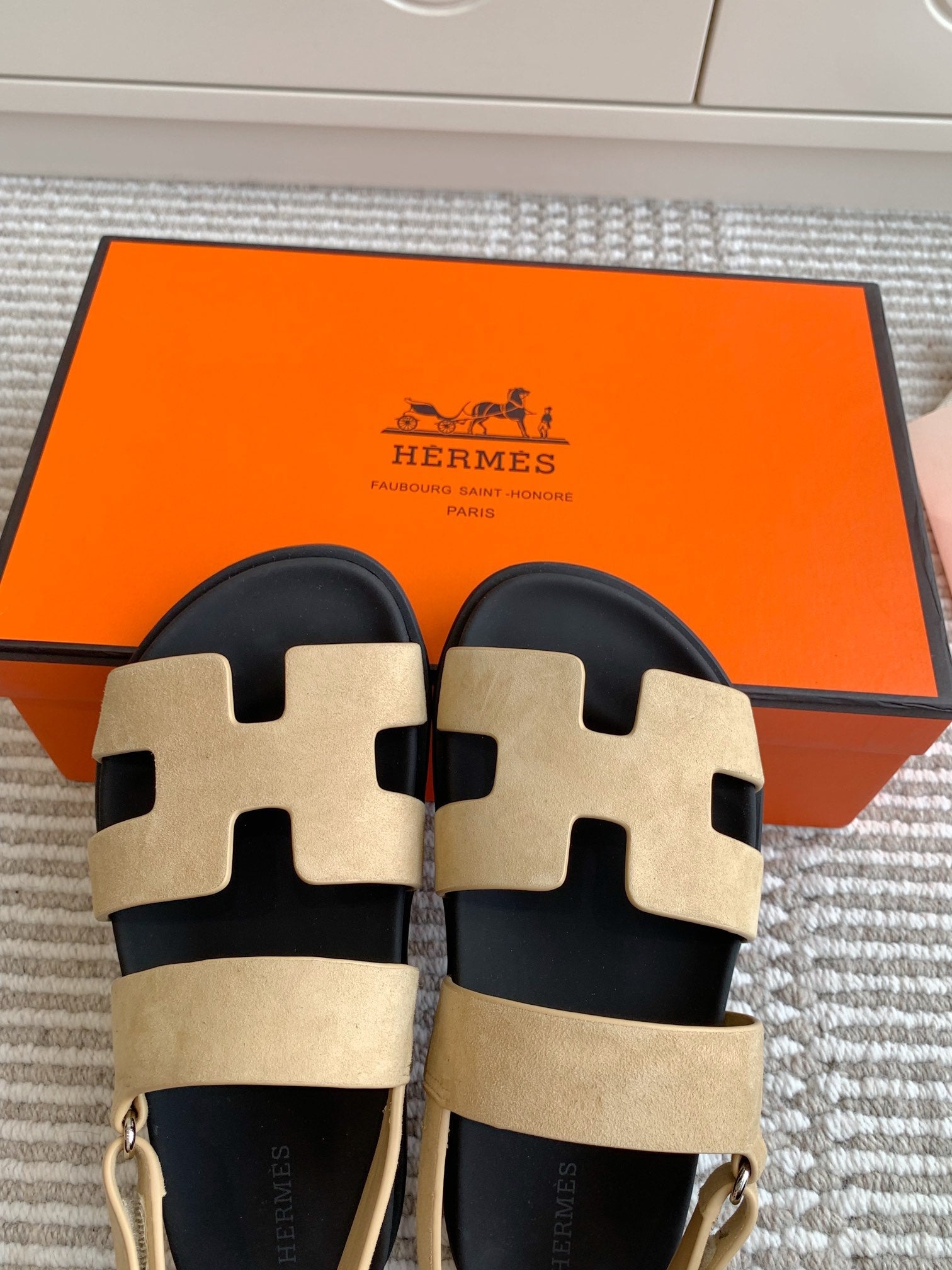 HM 26S CHYPRE SANDAL WITH BACK STRAP IN BEIGE SUEDE