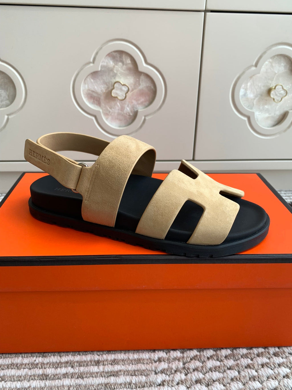 HM 26S CHYPRE SANDAL WITH BACK STRAP IN BEIGE SUEDE