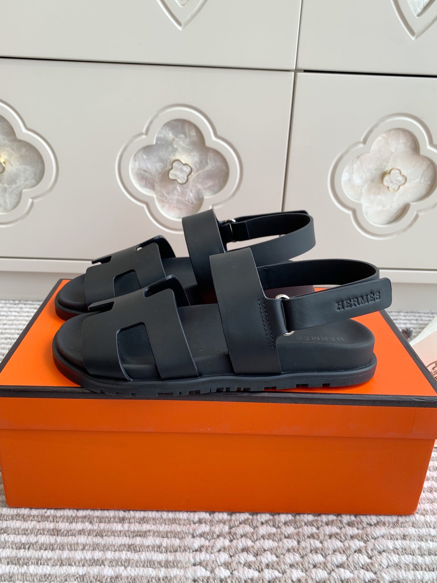 HM 26S CHYPRE SANDAL WITH BACK STRAP IN BLACK CALFSKIN