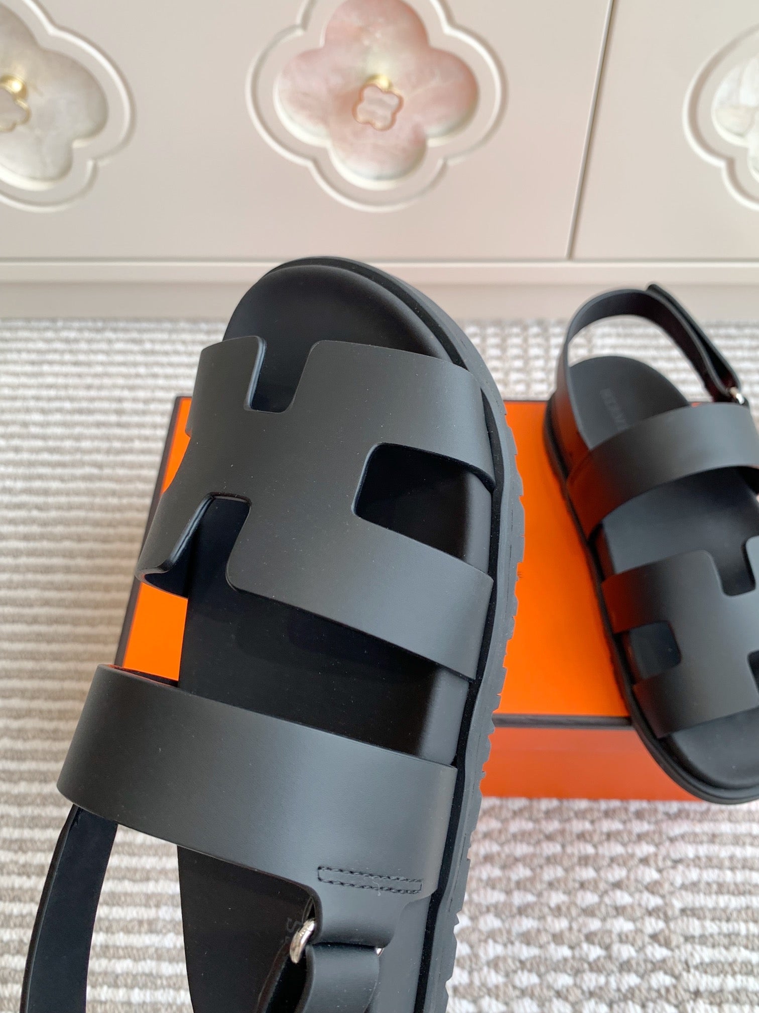 HM 26S CHYPRE SANDAL WITH BACK STRAP IN BLACK CALFSKIN