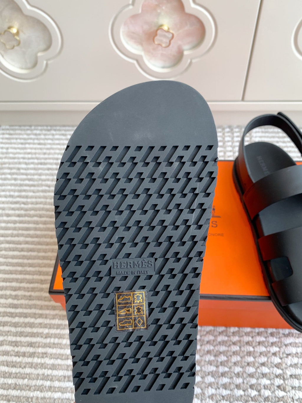HM 26S CHYPRE SANDAL WITH BACK STRAP IN BLACK CALFSKIN