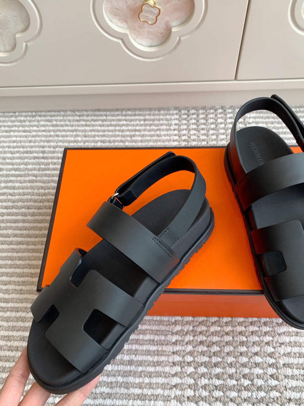 HM 26S CHYPRE SANDAL WITH BACK STRAP IN BLACK CALFSKIN