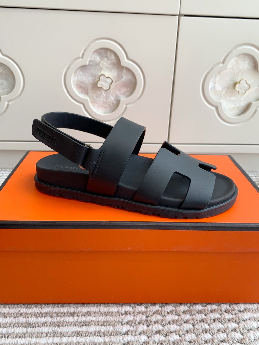 HM 26S CHYPRE SANDAL WITH BACK STRAP IN BLACK CALFSKIN