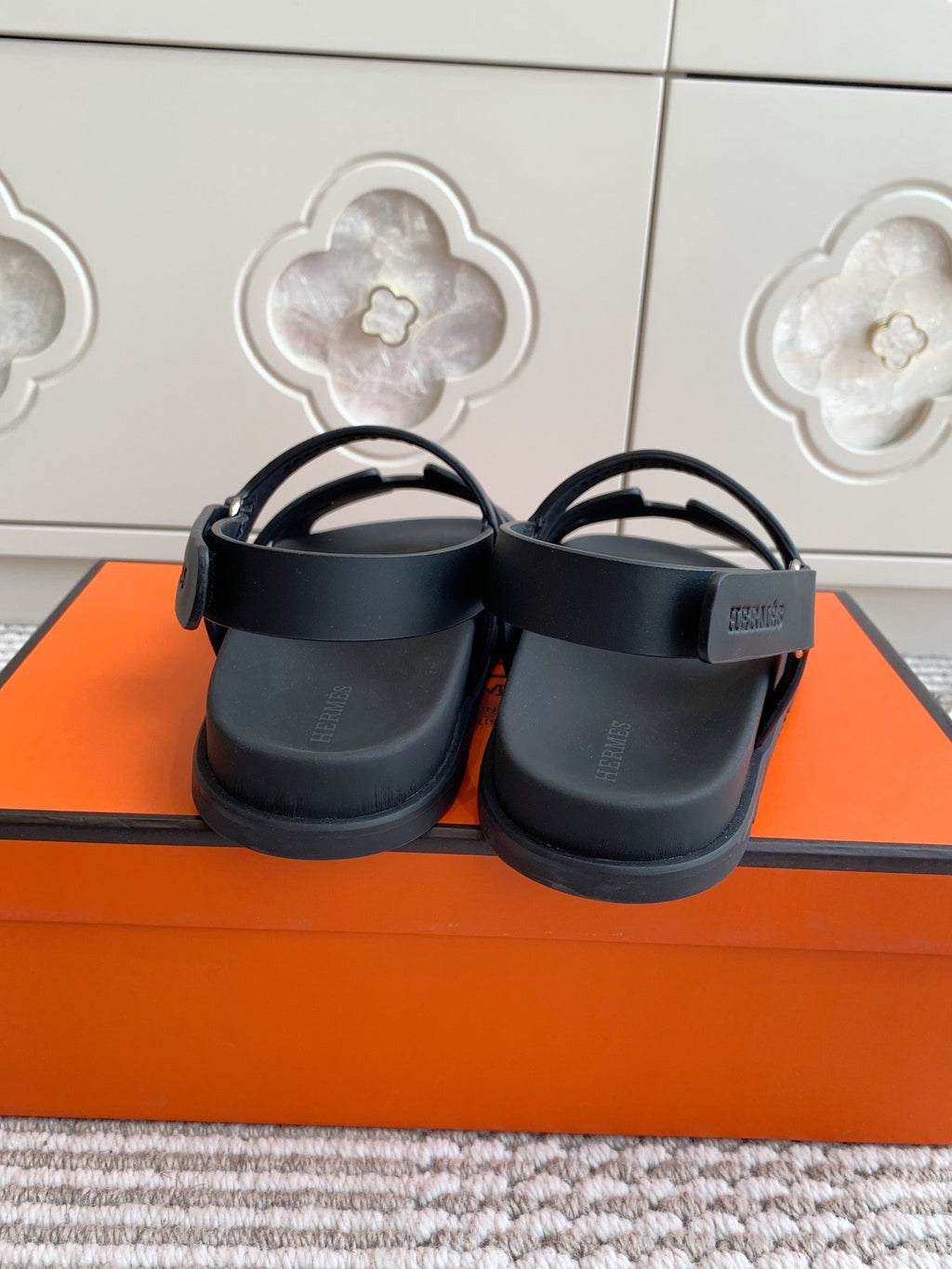 HM 26S CHYPRE SANDAL WITH BACK STRAP IN BLACK CALFSKIN