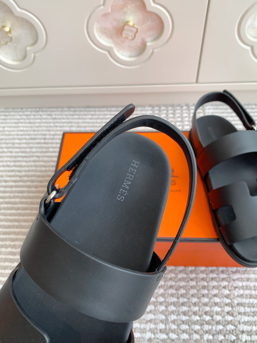 HM 26S CHYPRE SANDAL WITH BACK STRAP IN BLACK CALFSKIN