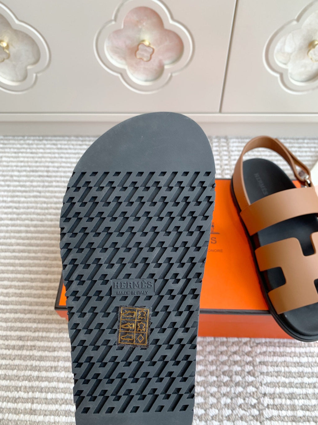 HM 26S CHYPRE SANDAL WITH BACK STRAP IN BROWN CALFSKIN
