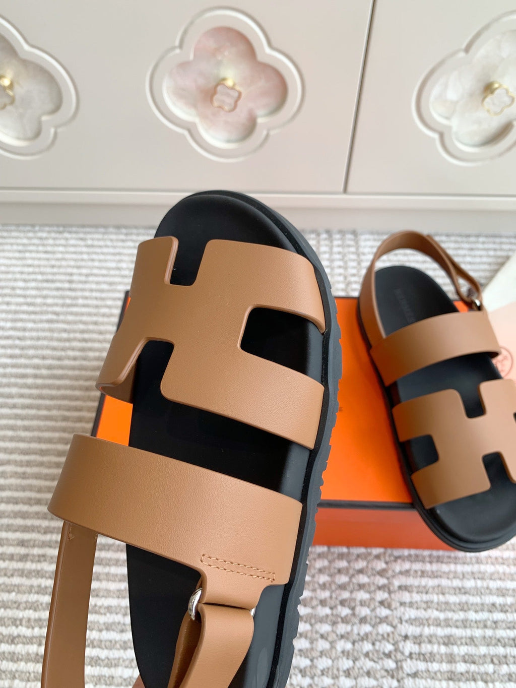 HM 26S CHYPRE SANDAL WITH BACK STRAP IN BROWN CALFSKIN