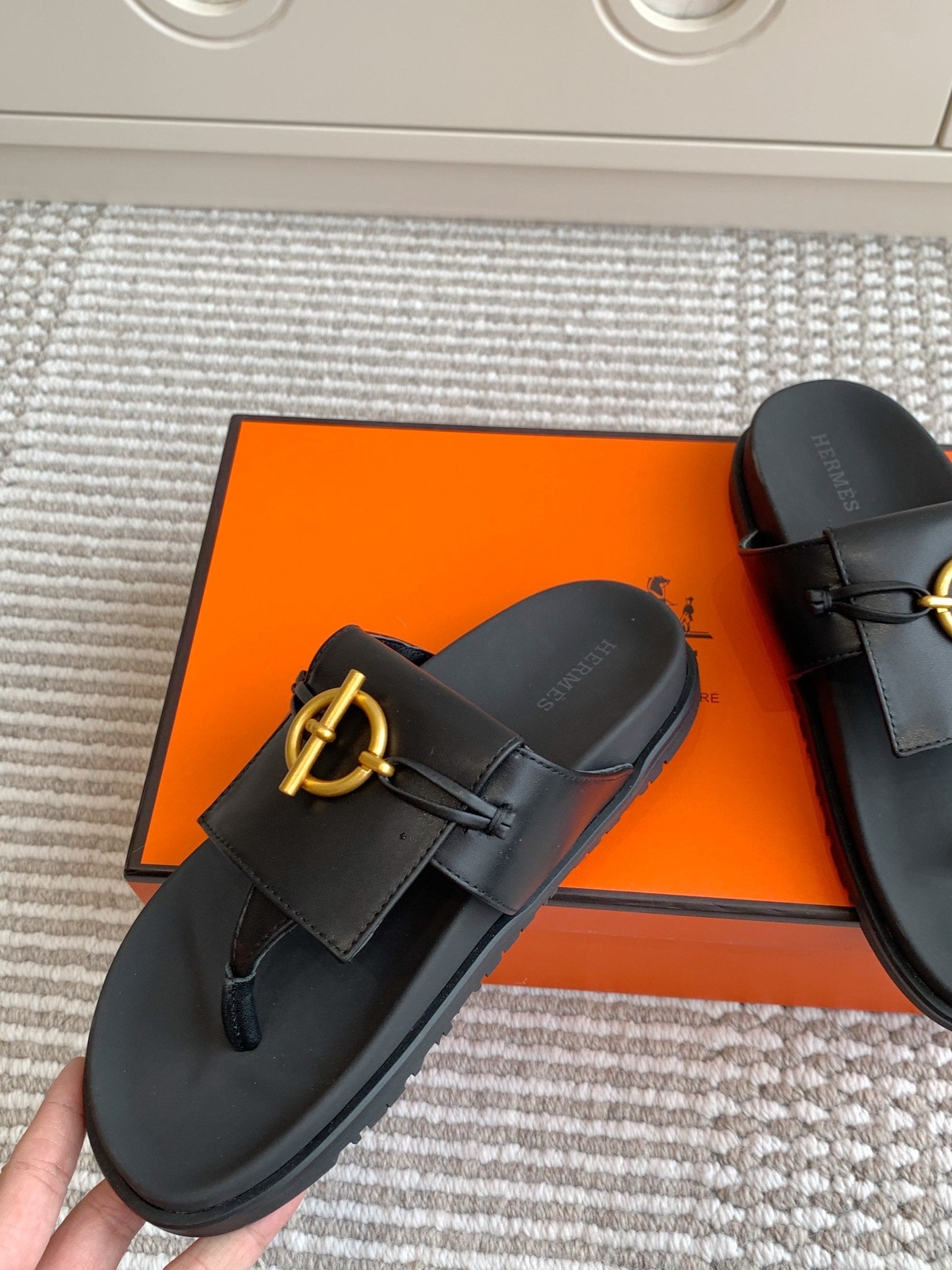 HM 26S JOYCE SANDAL IN BLACK CALFSKIN