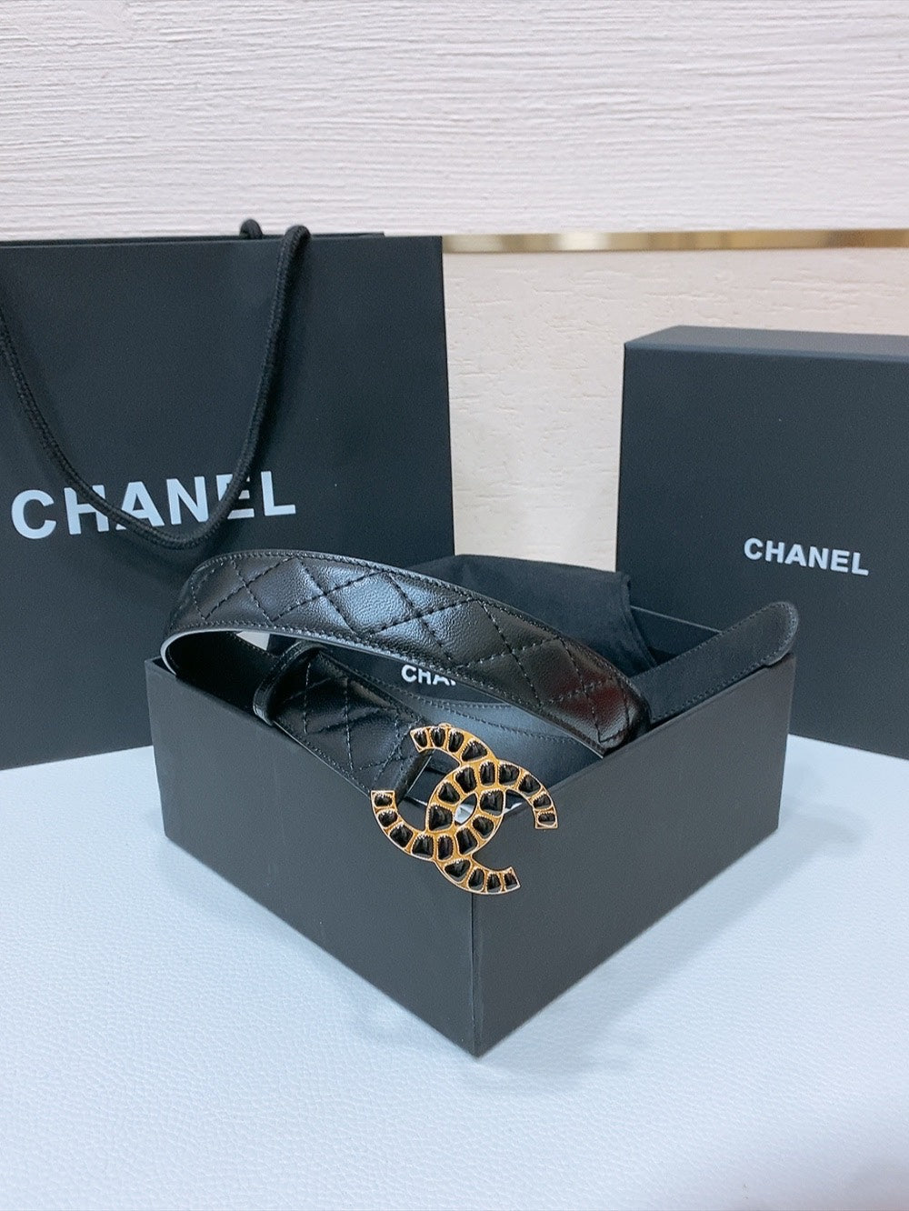 DOUBLE C 30MM IN BLACK QUILTED CALFSKIN INTERWOVEN BUCKLE EMBOSSED BLACK STONE