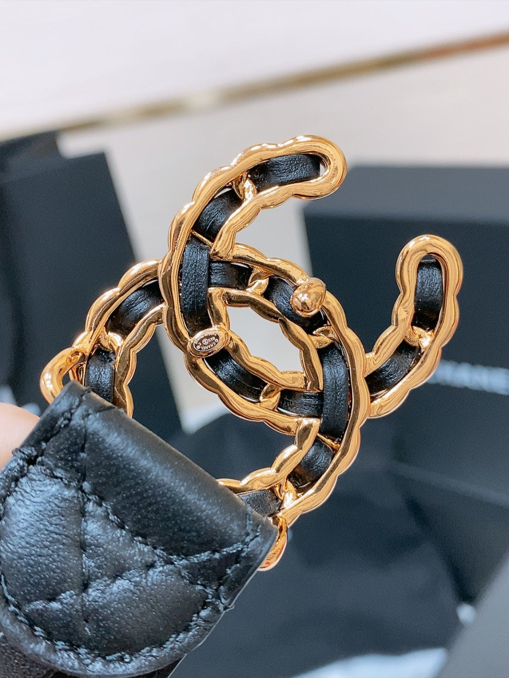 DOUBLE C 30MM IN BLACK QUILTED CALFSKIN INTERWOVEN GOLD CHAIN BUCKLE
