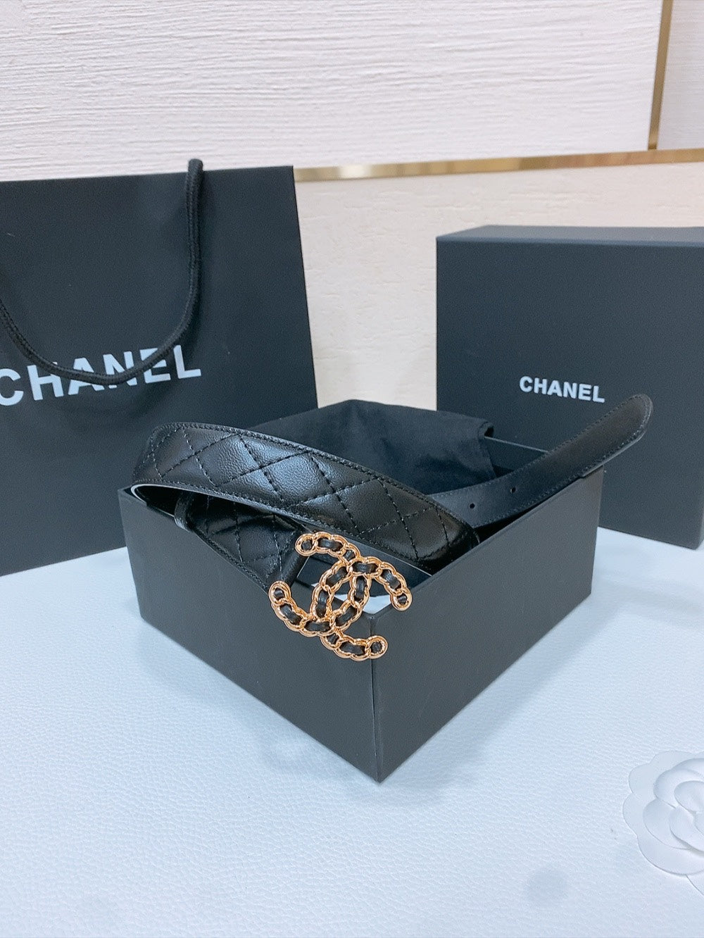 DOUBLE C 30MM IN BLACK QUILTED CALFSKIN INTERWOVEN GOLD CHAIN BUCKLE