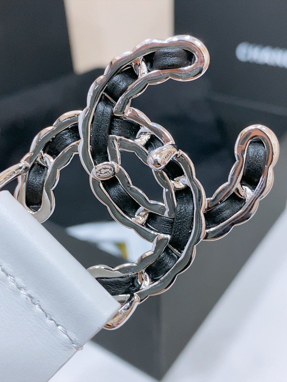 DOUBLE C BELT 30MM IN WHITE CALFSKIN INTERWOVEN CHAIN BUCKLE
