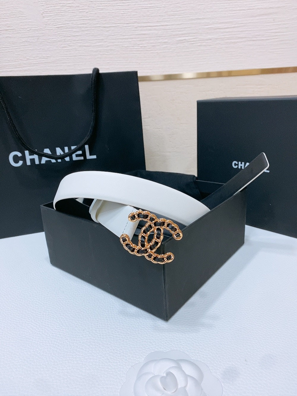 DOUBLE C BELT 30MM IN WHITE CALFSKIN BLACK LEATHER INTERWOVEN GOLD CHAIN BUCKLE