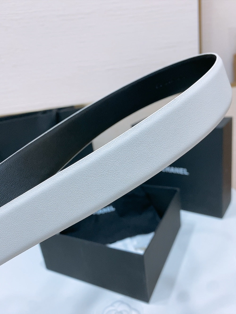 DOUBLE C BELT 30MM IN WHITE CALFSKIN BLACK LEATHER INTERWOVEN GOLD CHAIN BUCKLE
