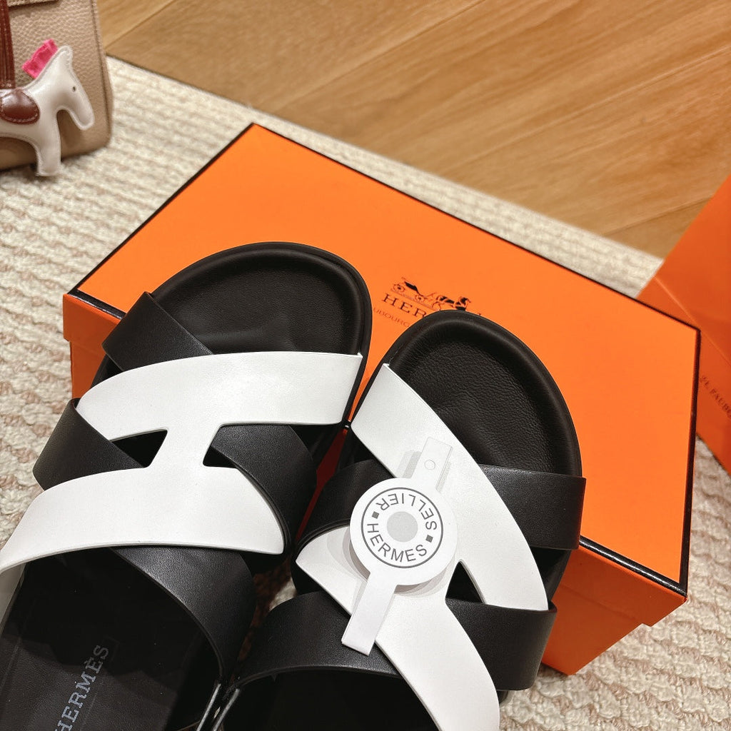 HM 26S CROSS-STRAP SANDALS IN BLACK AND WHITE CALFSKIN