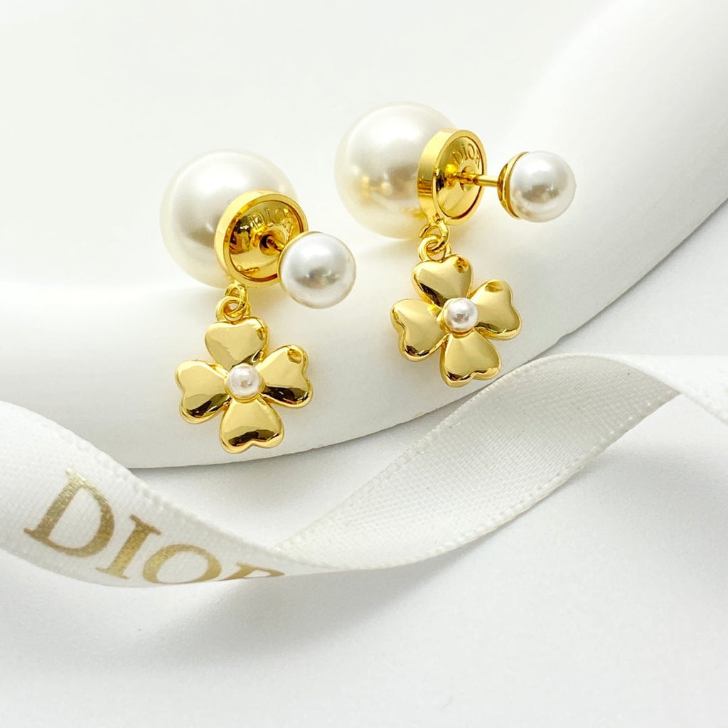 CD 26S PEARL FLOWER DROP STUD EARRINGS IN GOLD TONE METAL 629842