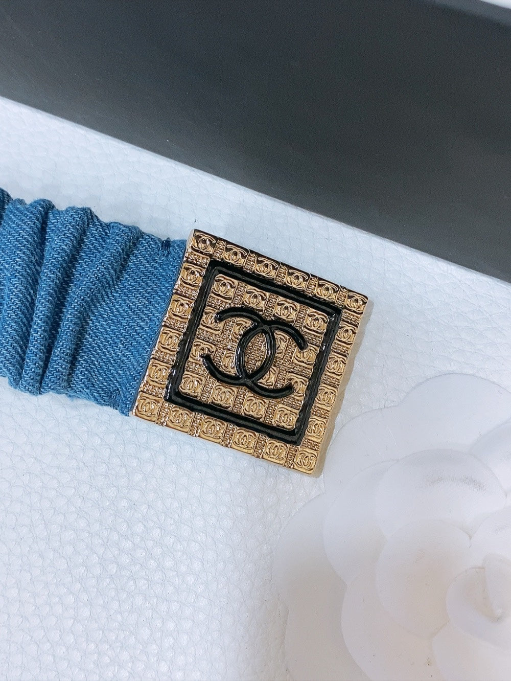DOUBLE C ELASTIC BELT 30MM IN BLUE DENIM SQUARE GOLD BUCKLE BLACK LOGO
