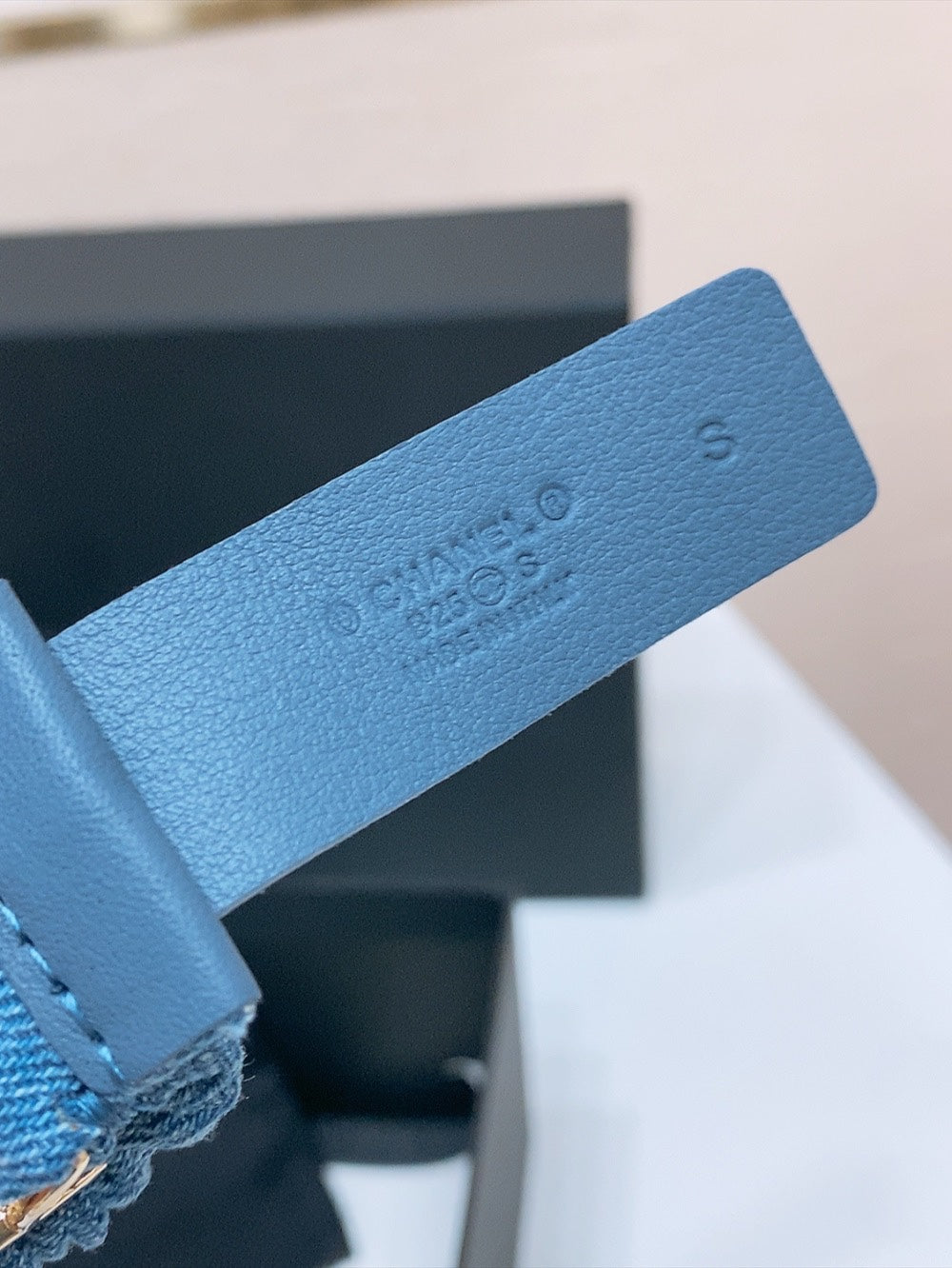 DOUBLE C ELASTIC BELT 30MM IN BLUE DENIM WITH GOLD BUCKLE EMBOSSED PEARL