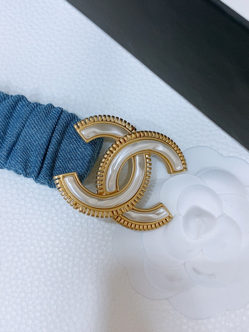 DOUBLE C ELASTIC BELT 30MM IN BLUE DENIM WITH GOLD BUCKLE EMBOSSED PEARL