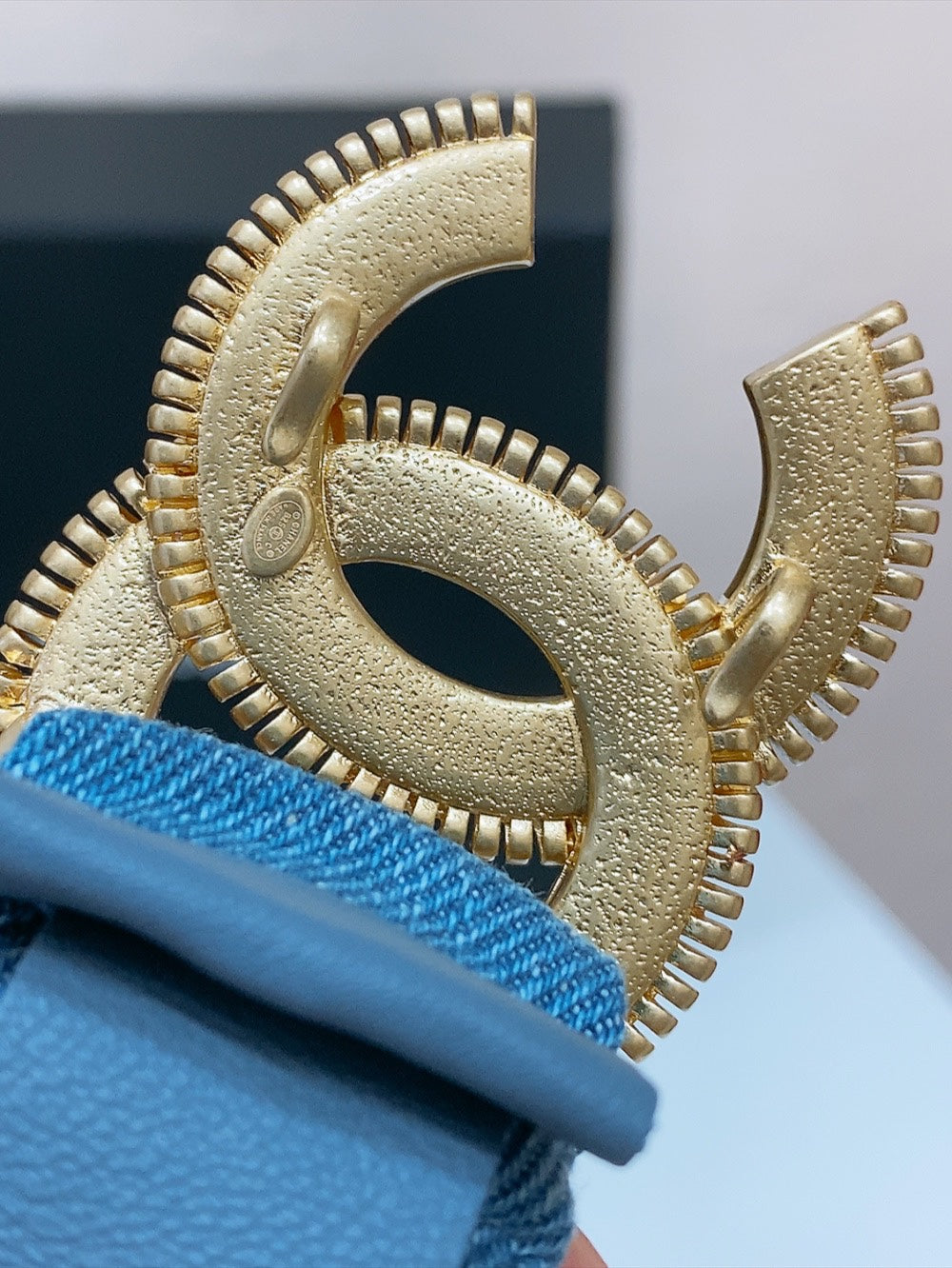 DOUBLE C ELASTIC BELT 30MM IN BLUE DENIM WITH GOLD BUCKLE EMBOSSED PEARL