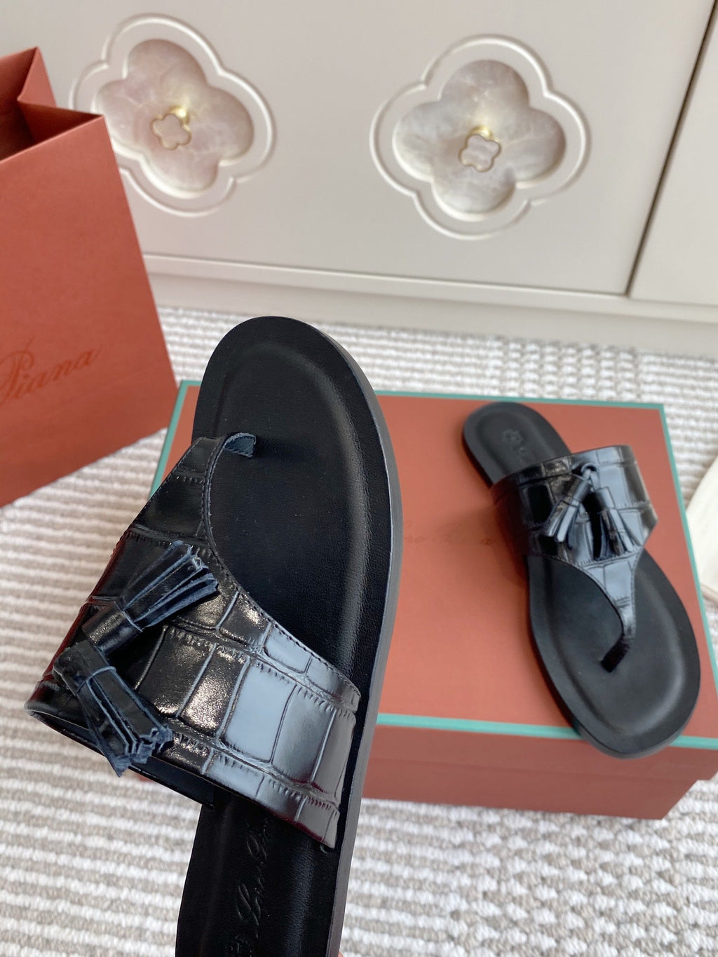 FLIP FLOPS IN BLACK LAMBSKIN SNAKE EMBOSSING
