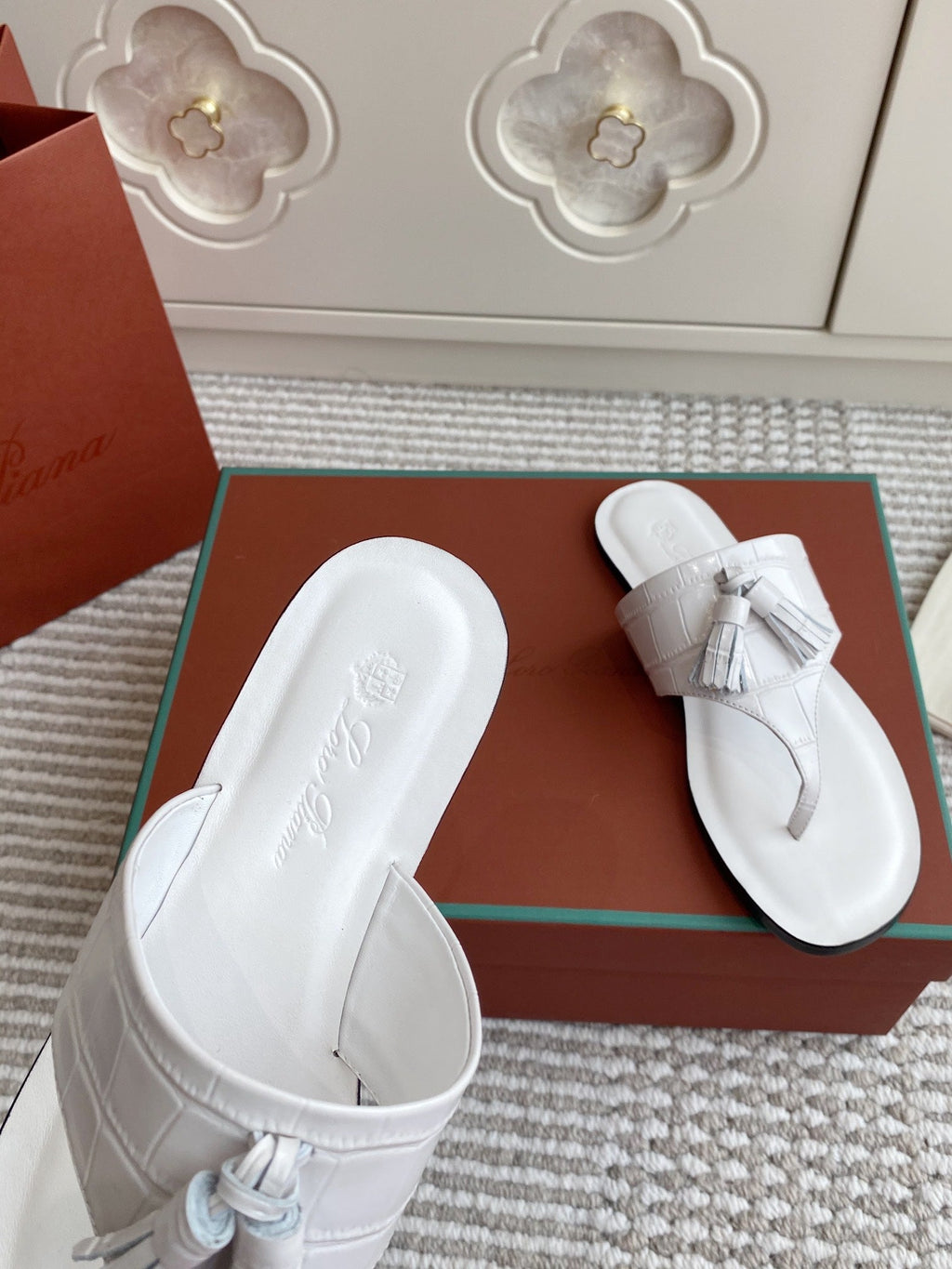 FLIP FLOPS IN WHITE LAMBSKIN SNAKE EMBOSSING