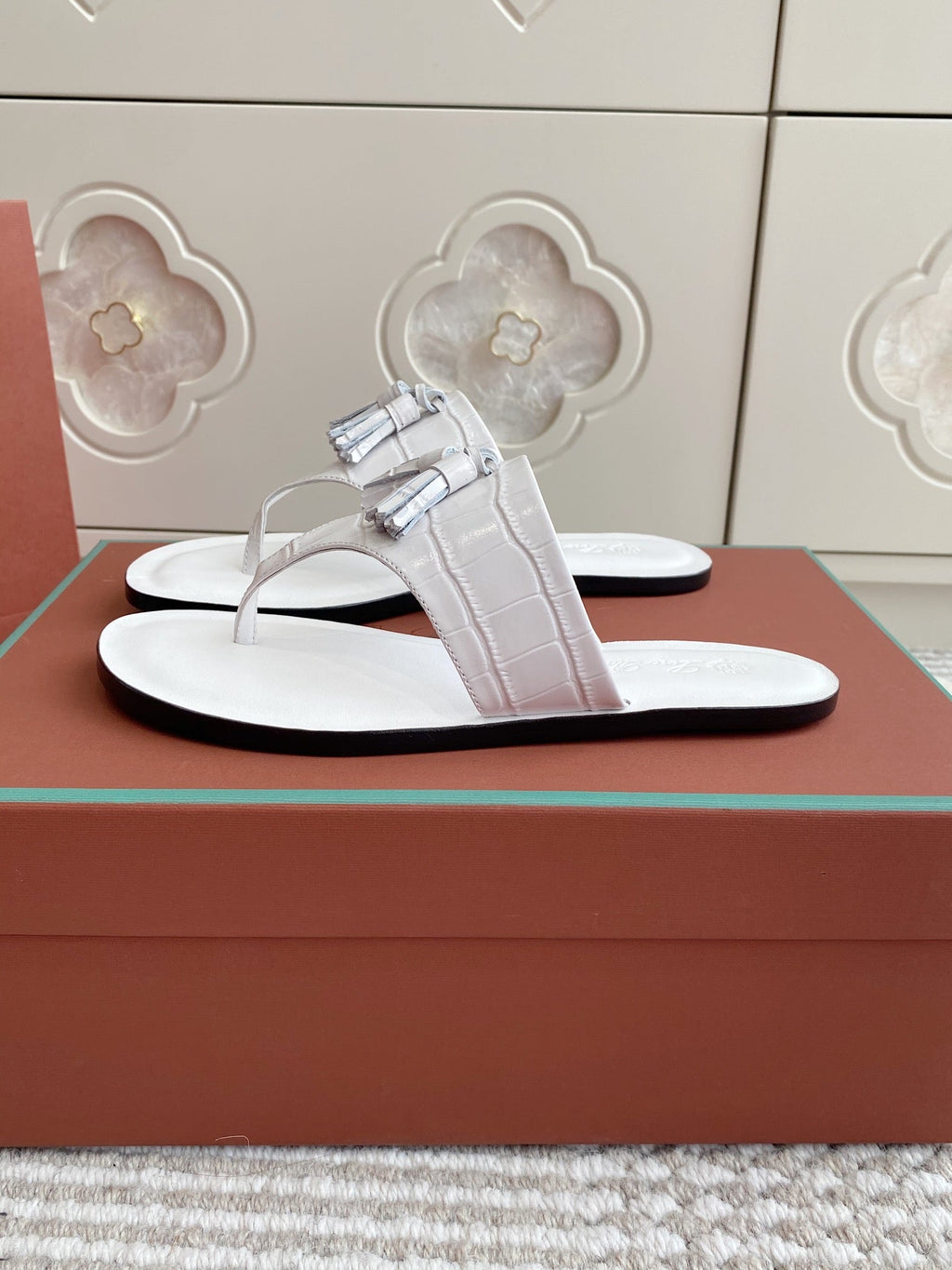 FLIP FLOPS IN WHITE LAMBSKIN SNAKE EMBOSSING