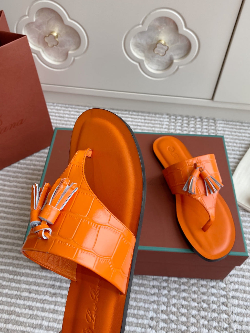 FLIP FLOPS IN ORANGE LAMBSKIN SNAKE EMBOSSING